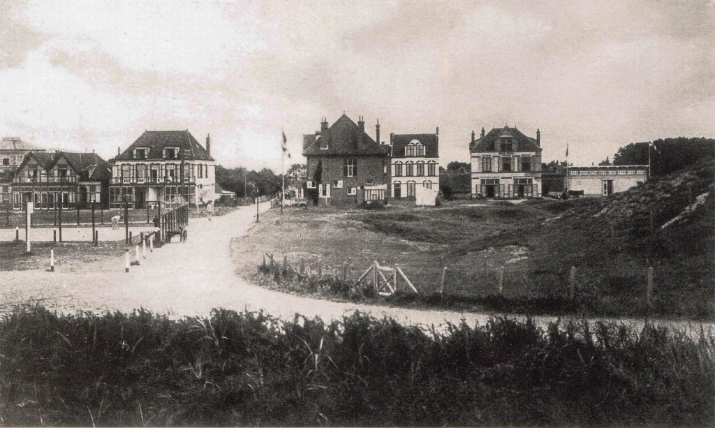 De Domburgse Kunstzaal (1911-1921) vanaf de zeezijde.